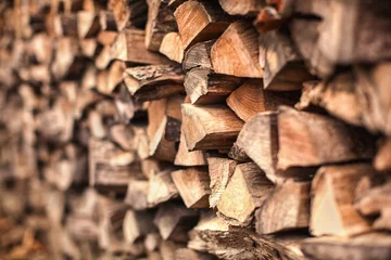 Tuinposter achtergrond van Heap brandhoutstapel, natuurlijk hout © Tsyb Oleh