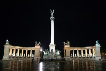 Fototapeta na wymiar Heroes sqare at night in Budapest, Hungary