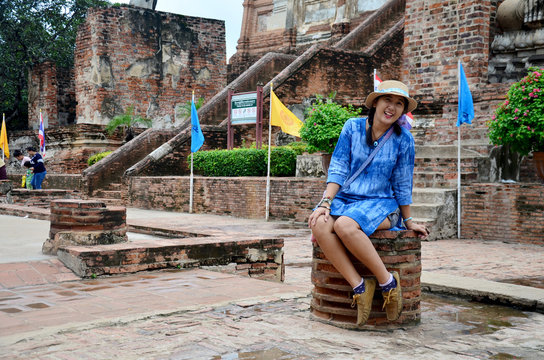 Thai woman portrait at Wat Yai chaimongkol