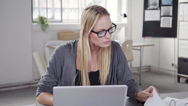 junge geschäftsfrau arbeitet am laptop im büro
