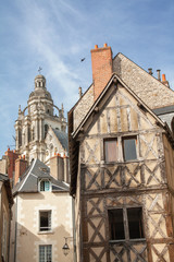 Fototapeta na wymiar Maison à pan de bois et église saint Vincent, Blois, Loir et Cher, Val de Loire, France