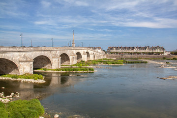 Obraz premium Le pont de Blois sur la Loire, Loir et Cher, Pays de Loire, France