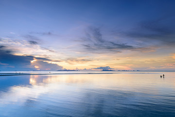 Naklejka premium Dramatic ponoramic tropical beach sky sunset background
