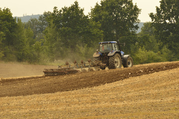 Fototapeta na wymiar work in the field plowing