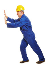 Bauarbeiter beim Schieben einer imaginären Wand