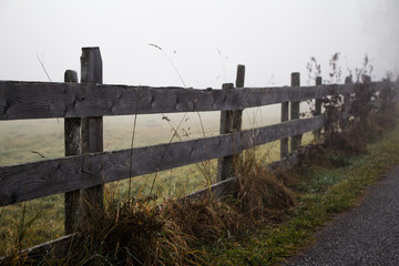 Holzzaun im Nebel