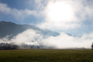 Obraz na płótnie Canvas Landschaft mit Nebel in den Alpen, Morgengrauen