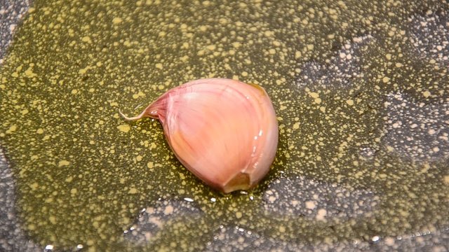 1175 - garlic in the pan
