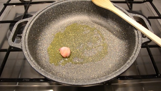 1178 - garlic in the pan
