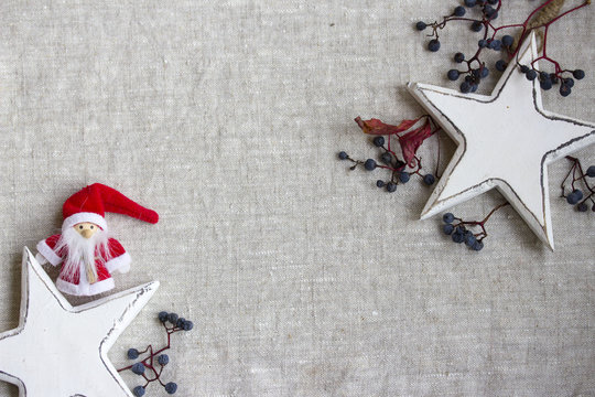 Weihnachtsmann mitSternen und Widenweinbeeren auf Leinen