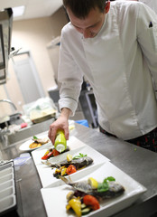 Obraz na płótnie Canvas Busy chefs at work in the restaurant kitchen 