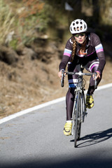 Fototapeta na wymiar Triatleta profesional en un descenso con bicicleta