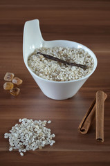 Zutaten für Milchreis mit Zimt, Zucker und Vanille