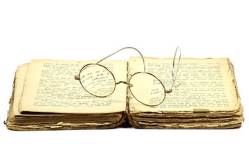 antikes Buch mit Nickelbrille isoliert auf weißem Hintergrund