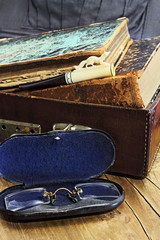 Leather suitcase with old books - obrazy, fototapety, plakaty