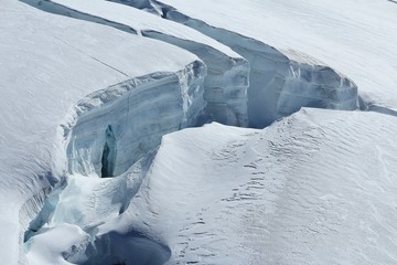 Grosse Gletscherspalte am Aletschgletscher