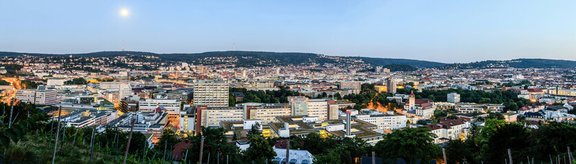 Stuttgart (Deutschland) Panorama kurz nach Sonnenuntergang mit Vollmond