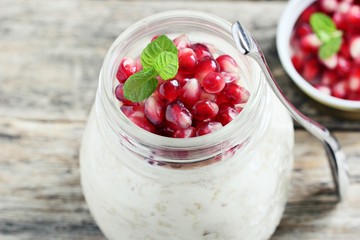 Overnight oats with pomegranate