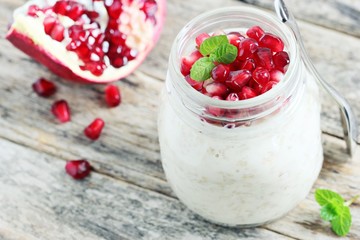 Overnight oats with pomegranate