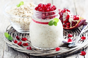 Overnight oats with pomegranate
