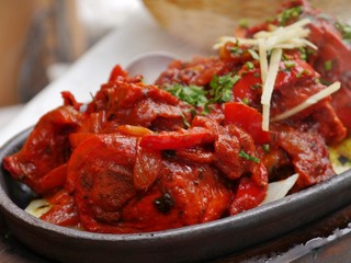 Indisches Curry mit Hühnchen und Ingwer