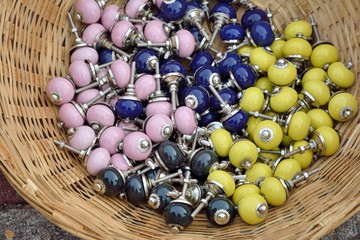 Boutons colorés à vendre sur une brocante