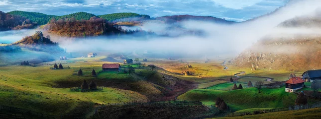 Rolgordijnen Landelijk berglandschap in de herfstochtend - Fundatura Ponorului, Roemenië © thecriss