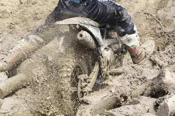 Photo sur Aluminium Sport automobile Enduro-cross in muddy stump track
