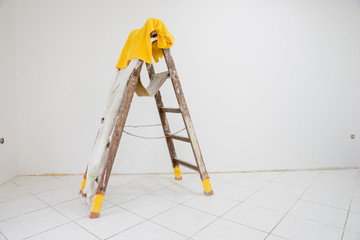 Tapezierte Wand mit Leiter