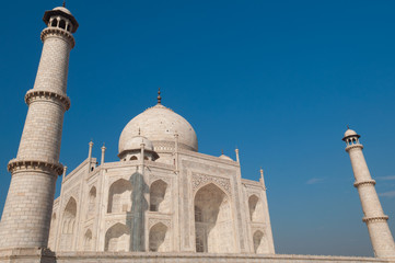 Fototapeta na wymiar Taj Mahal with blue sky