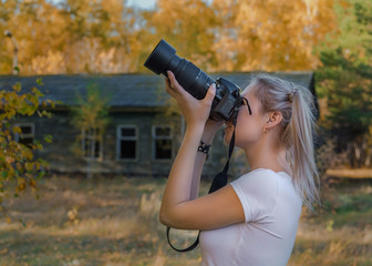 Portrait young charming woman camera smiling backgroynd autumn park