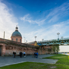 Quai de la Garonne avec le Dome de la Grave, Toulouse