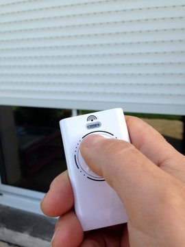 t&eacute;l&eacute;commande &eacute;lectrique pour fermeture de volet
de maison