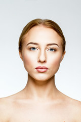 Fototapeta premium Молодая женщина с естественным макияжем