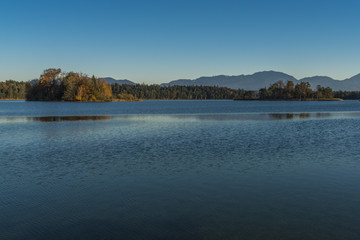 Großer Ostersee mit Inseln und Alpenblick und blauem Abendhimmel