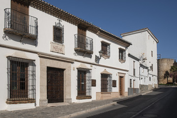 Fototapeta na wymiar Paseo por la vieja ciudad de Ronda en la provincia de Málaga, Andalucía