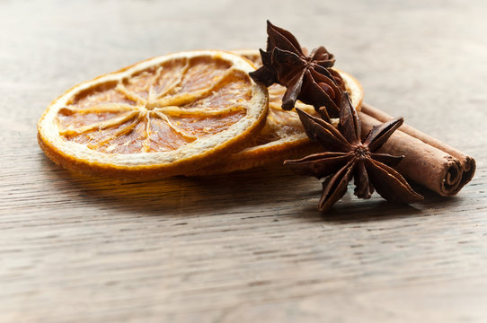  rondelles d'orange, cannelle et anis s&eacute;ch&eacute; pour vin chaud