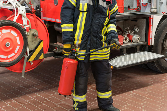 Feuerwehrmann im Einsatz mit einem Feuerlöscher