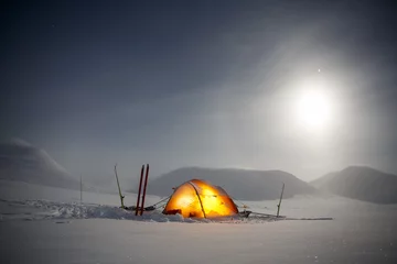 Poster de jardin Cercle polaire Camping en hiver avec lune et halo la nuit