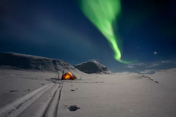 Papier Peint photo Cercle polaire Camping sous les aurores boréales en Laponie Suède
