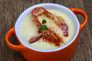 Cheese soup with bacon