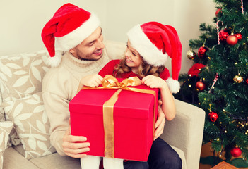 Fototapeta na wymiar smiling father and daughter opening gift box