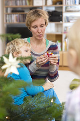 Weihnachtsbaum schmücken