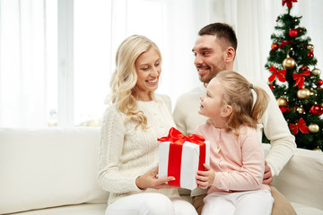 Obraz na płótnie Canvas happy family at home with christmas gift box