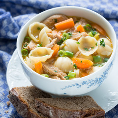 Vegane Nudelsuppe mit Sojaschnetzeln