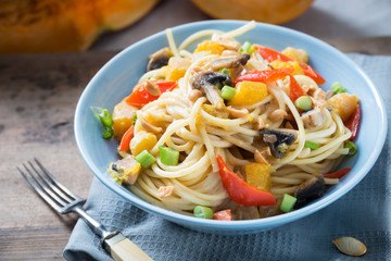 Kürbis-Paprika-Pilz-Gemüse mit Makkaroni