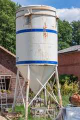 Zementsilo auf einer Baustelle