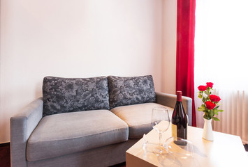 Couch Sofa mit Tisch, Weinflasche und Dekoration