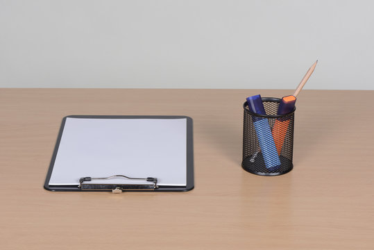 Mesa de escritorio con carpeta y objetos