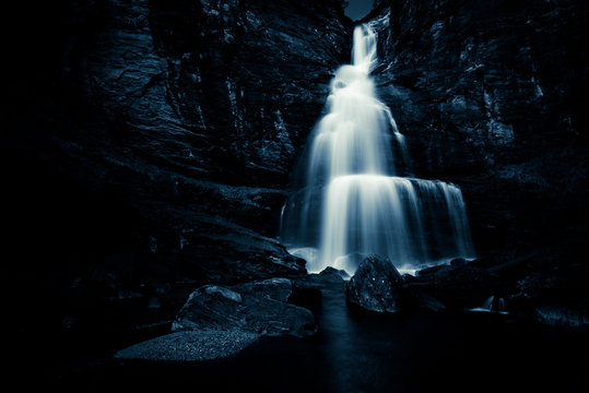 Fototapeta wodospad w nocy